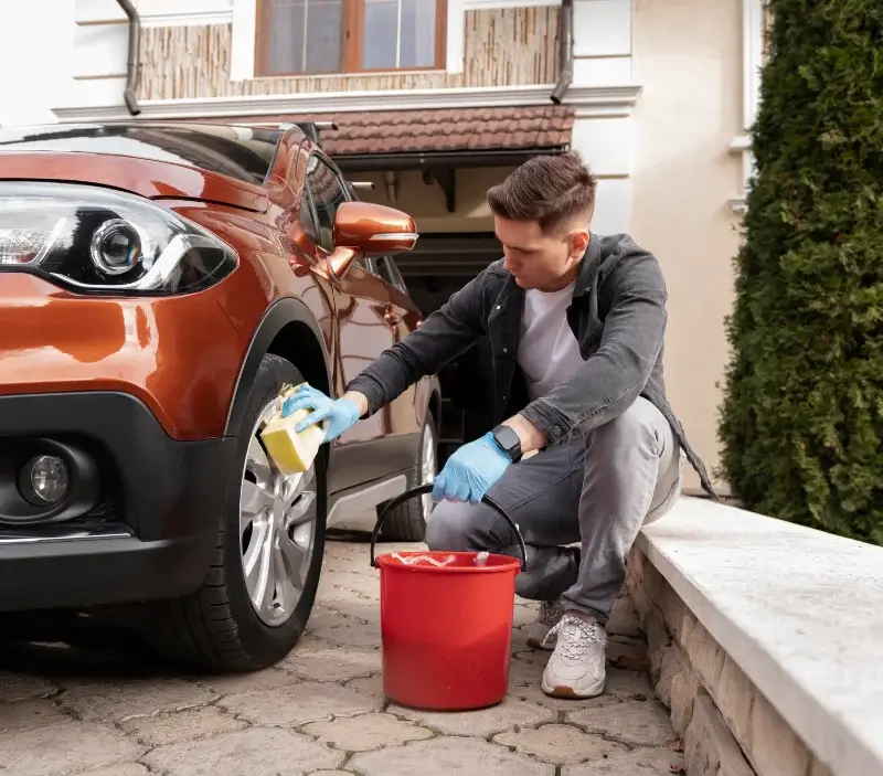 Lavage auto à domicile Monestier-Port-Dieu : professionnel intervenant sur un véhicule